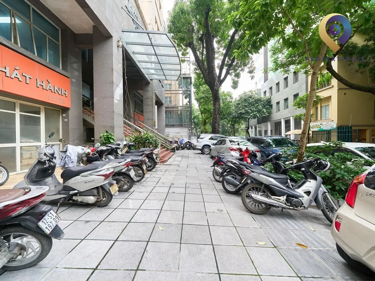 Khu vực lối vào và bãi gửi xe trước tòa nhà Báo Tiền Phong.